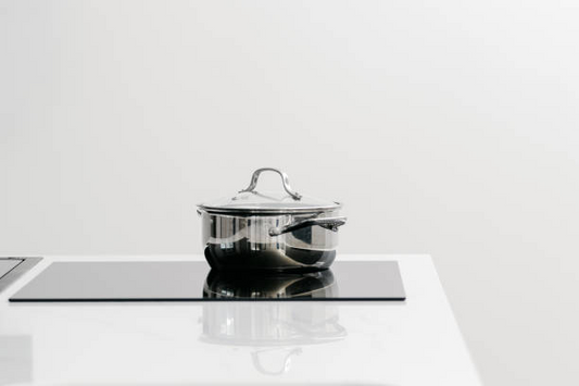 Quels ustensiles de cuisine peut-on utiliser sur la plaque à induction ?