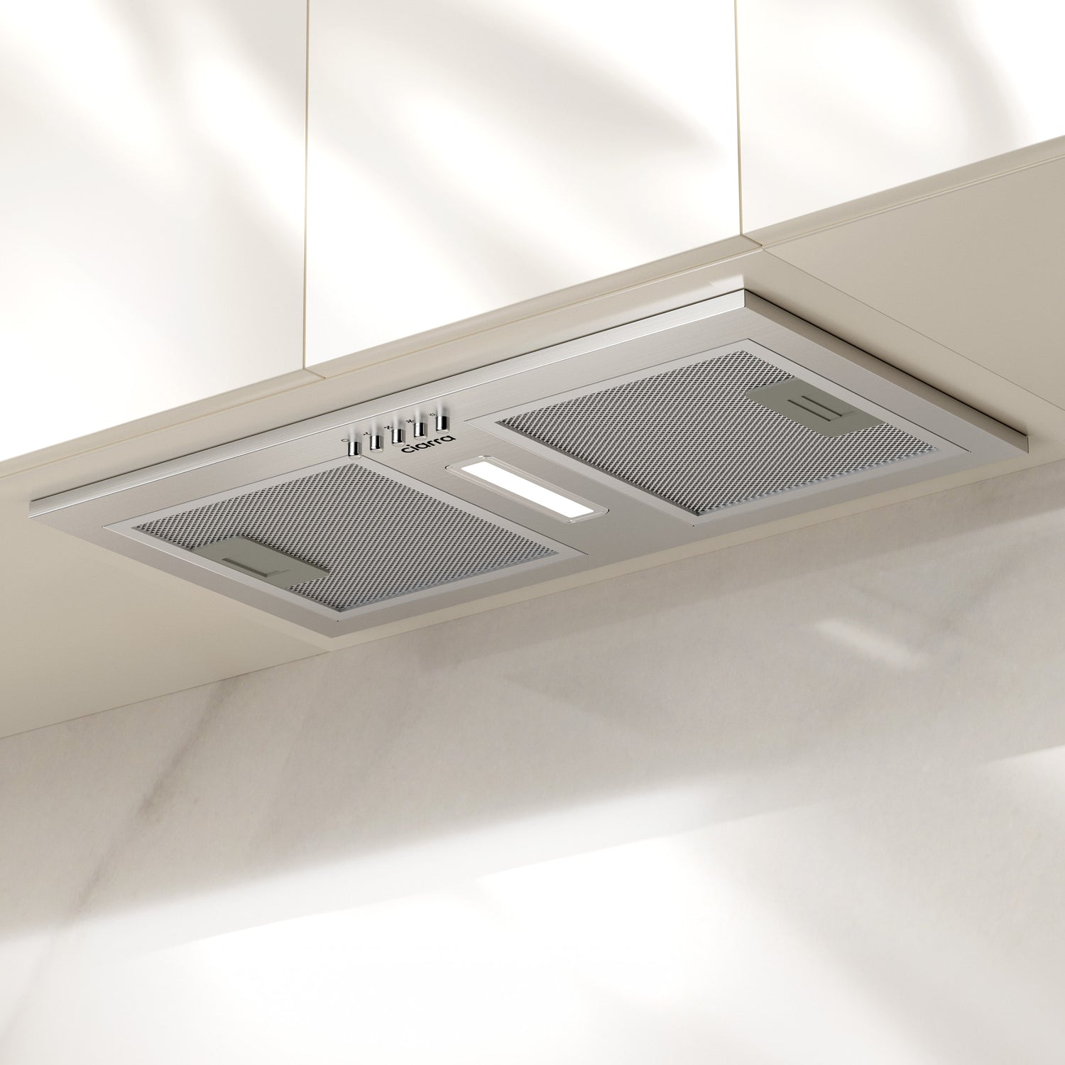 hotte encastrable inox Ciarra 52 cm dans une cuisine ouverte moderne