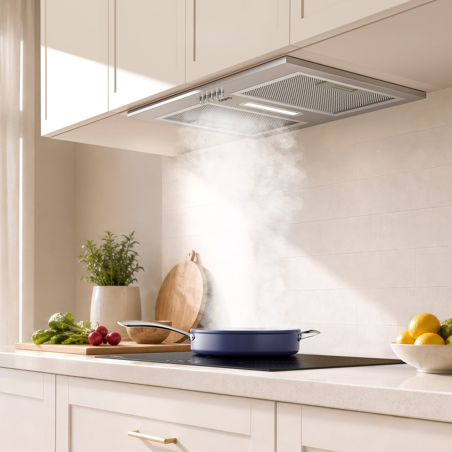 hotte encastrable inox Ciarra 52 cm dans une cuisine ouverte moderne